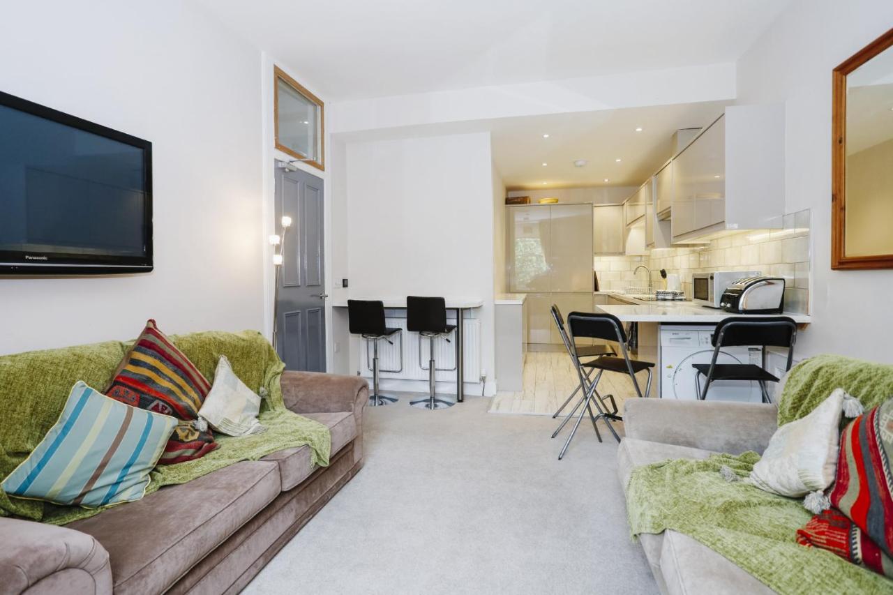 Fabulous 5 Double Bedroom Old Town Apartment *